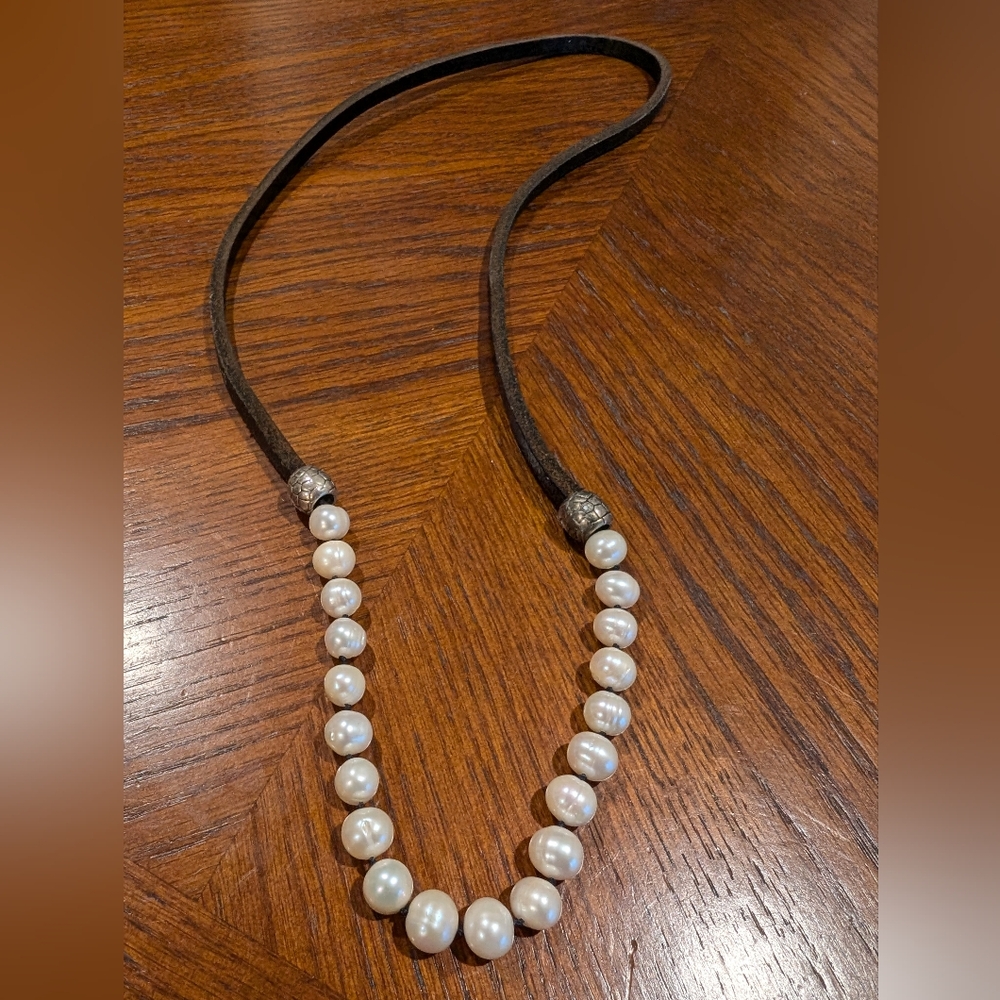 Leather and pearl necklace